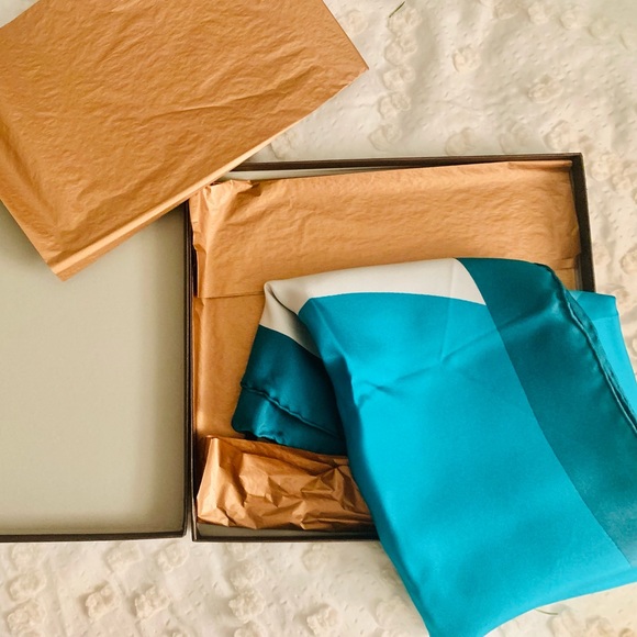 GUCCI - VINTAGE SILK CARRÉ• NEW WITH TAGS - Picture 4 of 9